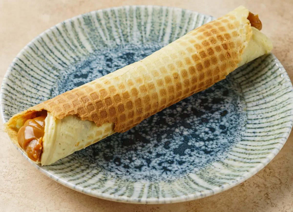 Вафельная трубочка с вареной сгущенкой