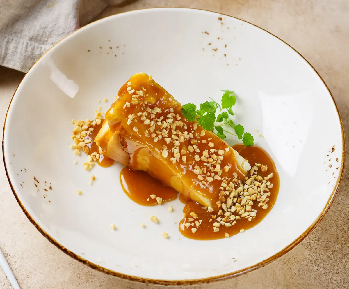 Баскский чизкейк с соленой карамелью и арахисом