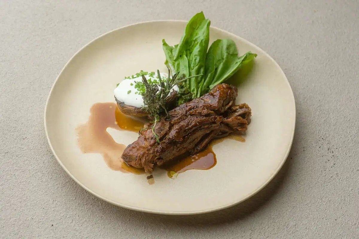 8-часовой молочный ягненок асадор, картофель на углях со сметаной