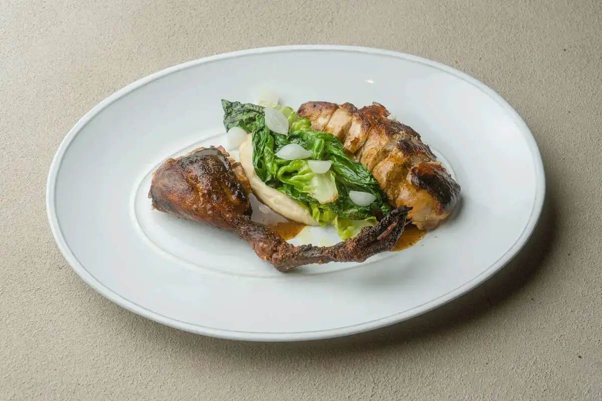 Цыпленок запеченнный на углях в клетке, шпинат, трюфель