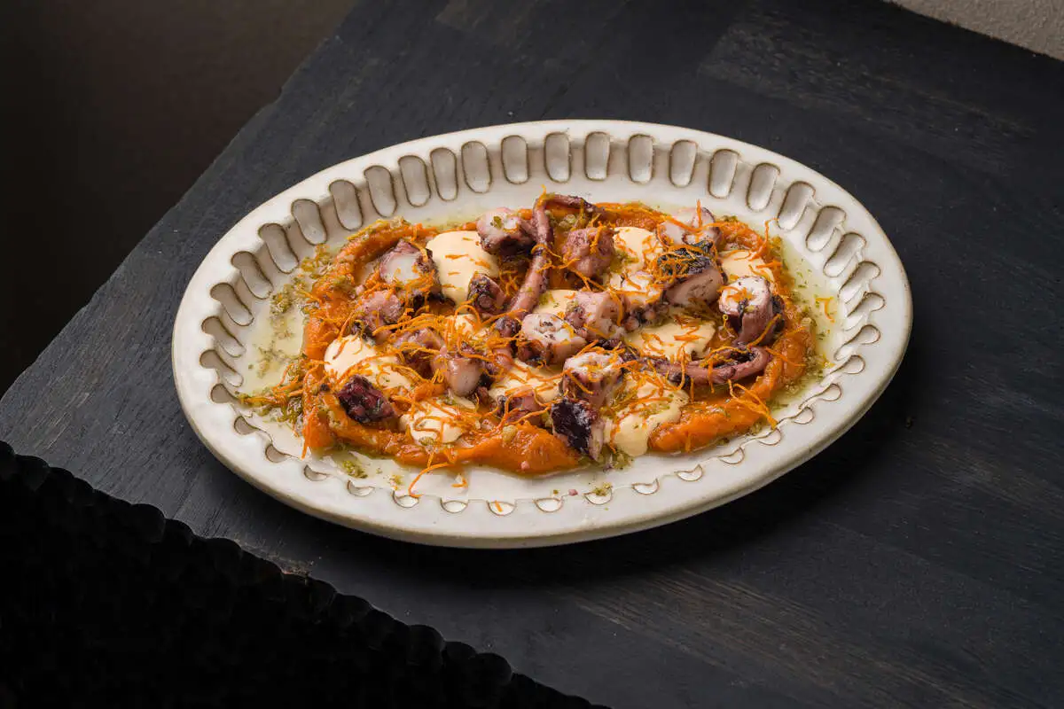 Нарезка из осьминога с кремом из батата