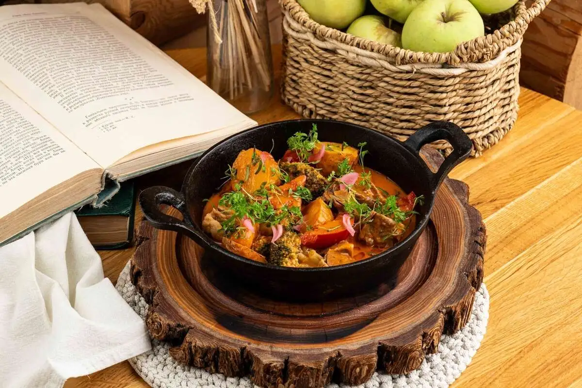 Жаркое из языка в соусе из краковской колбасы