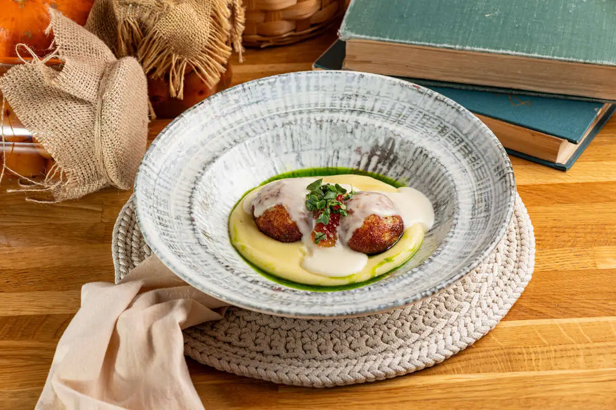 Котлеты из щуки и судака с картофельным пюре и икорным соусом