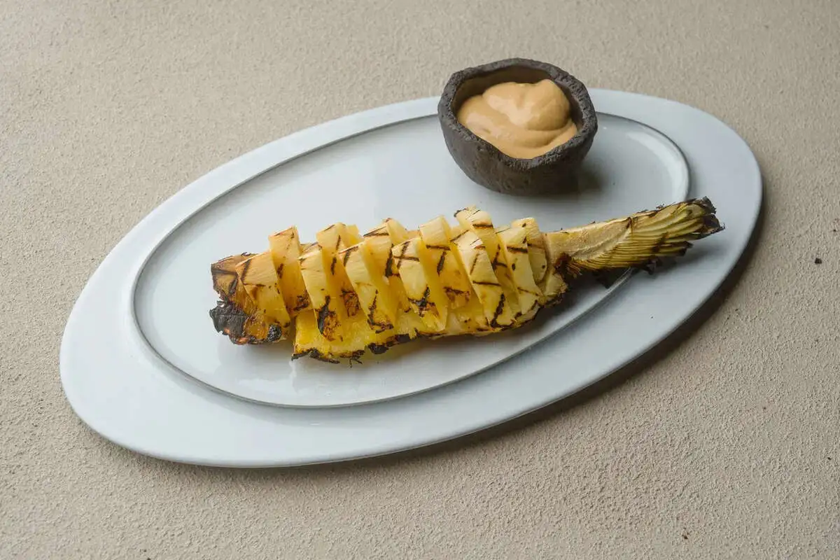 Запеченный на асадоре ананас с мороженым и соусом трес лечас