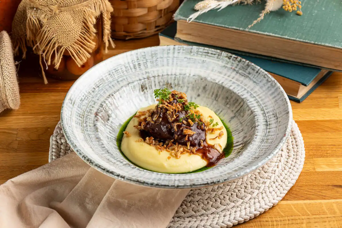 Говяжьи щечки с картофельным пюре