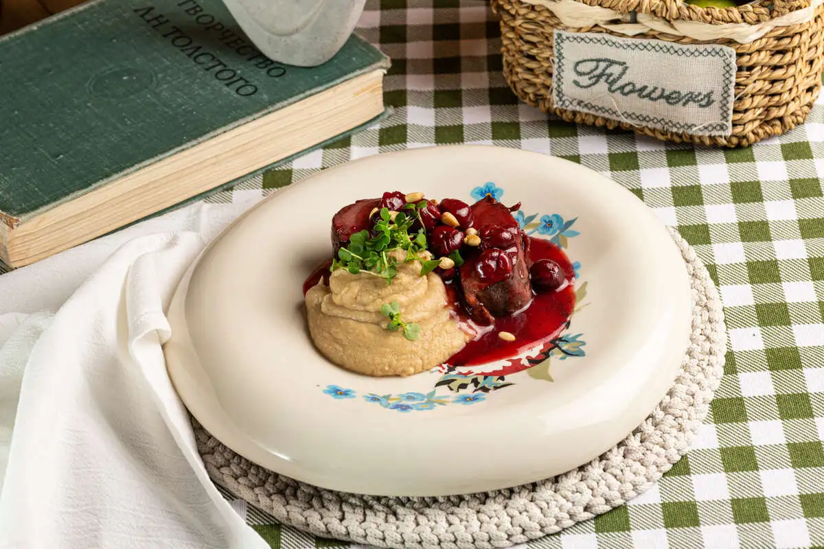 Утиная грудка с кремом из сельдерея