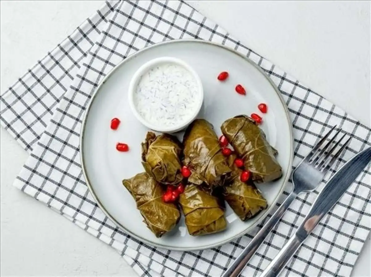 Долма с чесночным соусом