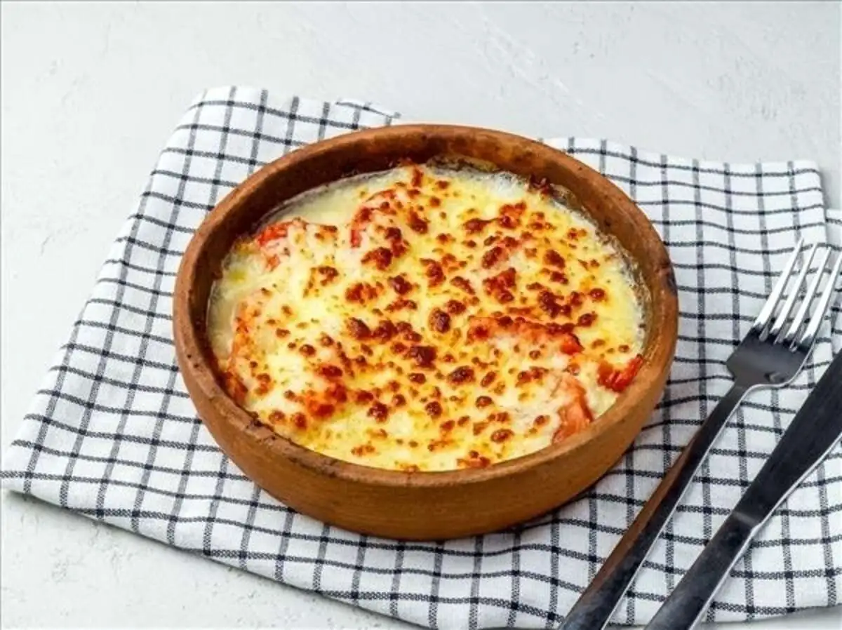 Сулугуни,жареный на кеци с помидорами