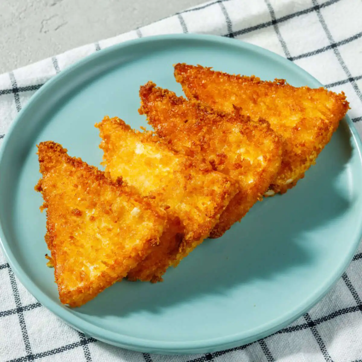 Сырные треугольники из сулугуни