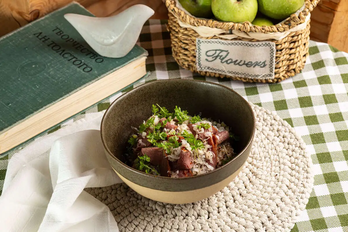 Гречневая с яйцом пашот и пастрами