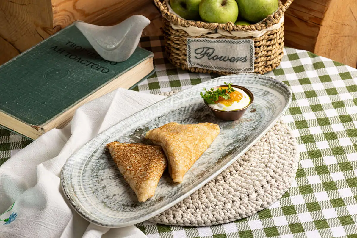 Блины со сметаной и щучьей икрой