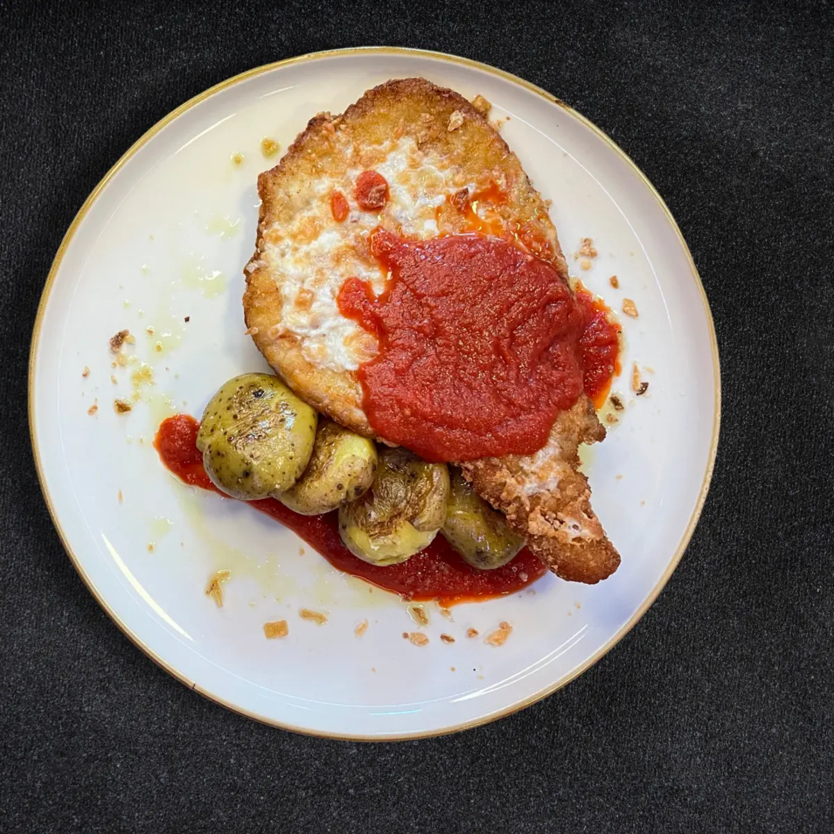 Миланезе из свинины с соусом пронто и моцареллой 