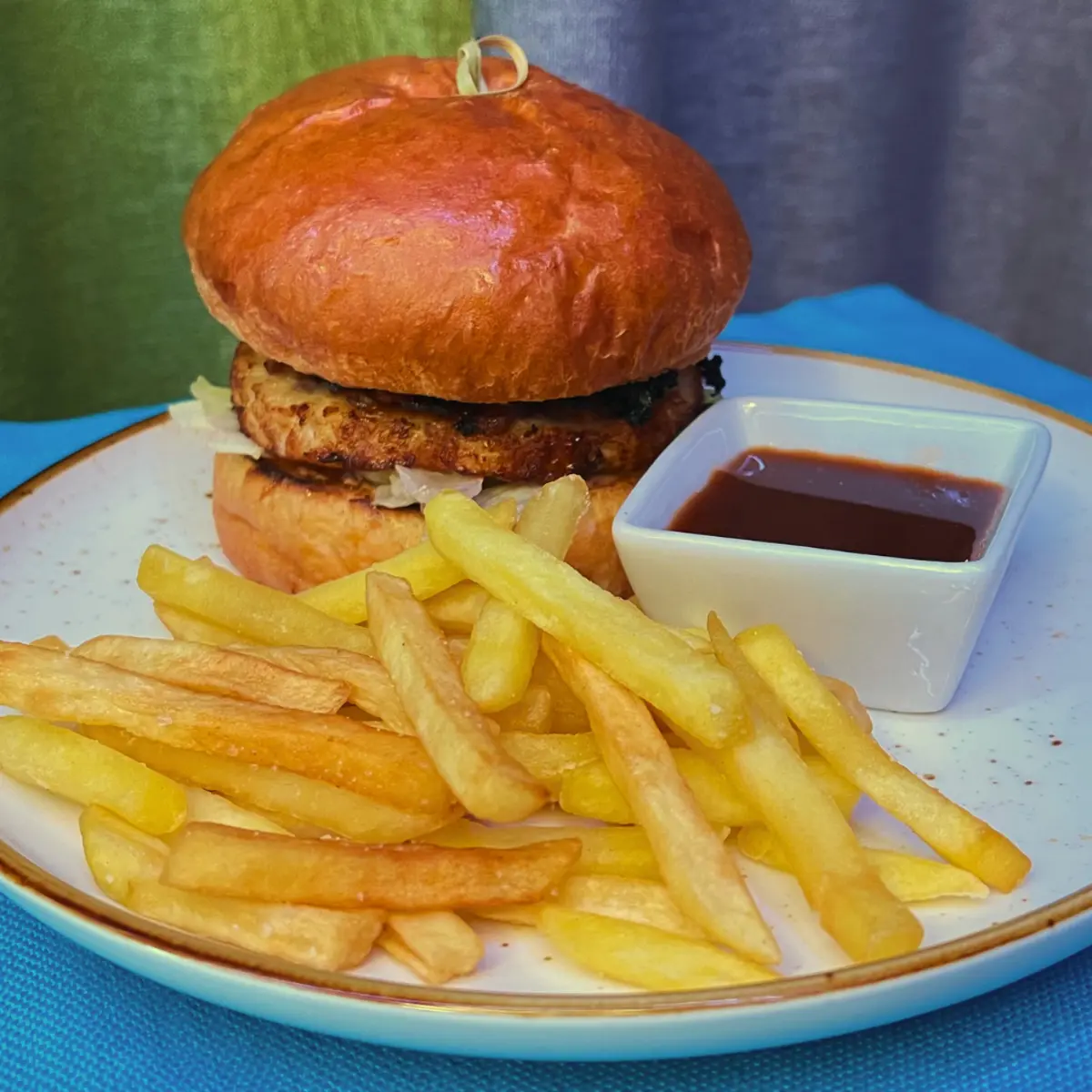 Чикенбургер с беконом и картофелем фри 