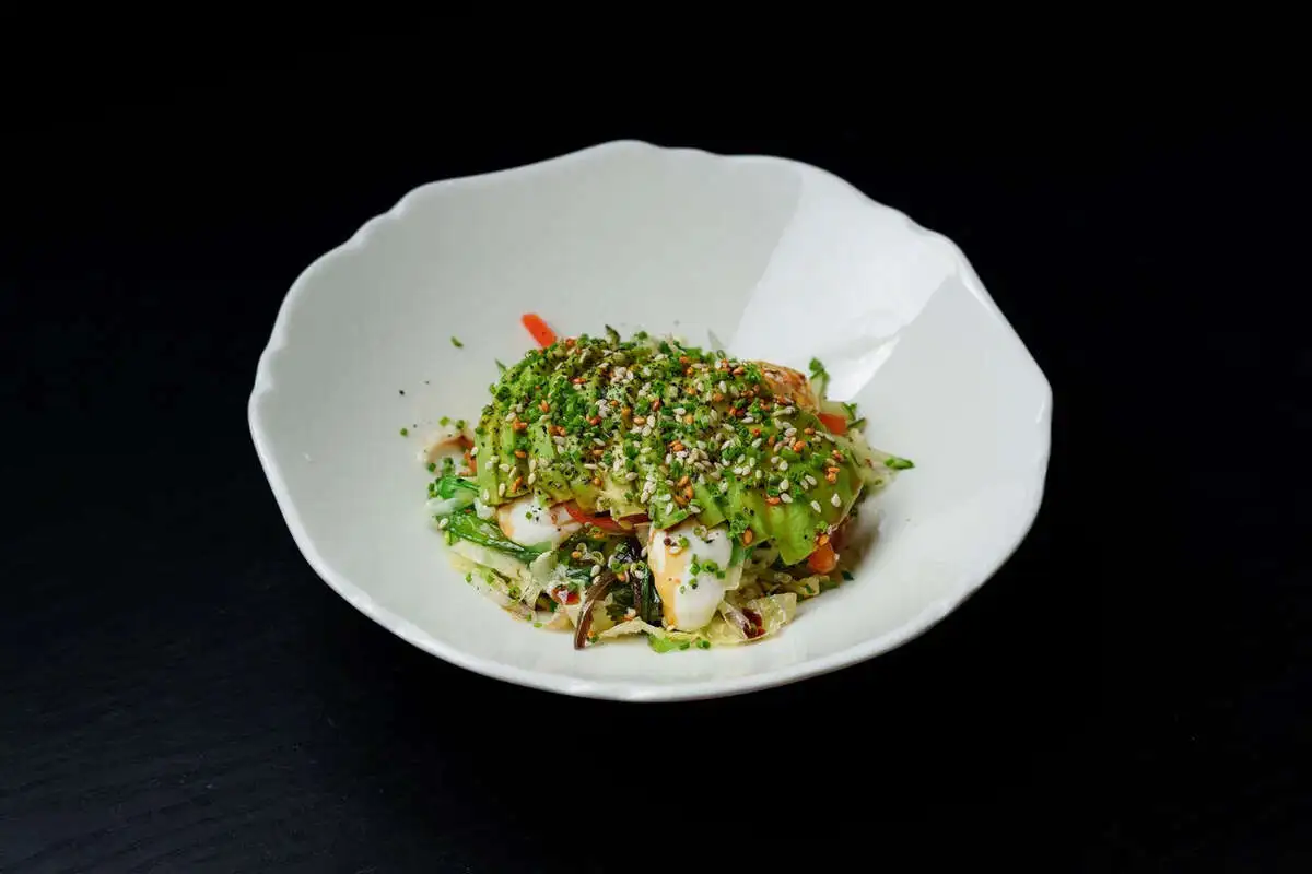 Овощной салат с авокадо и водорослями чукка