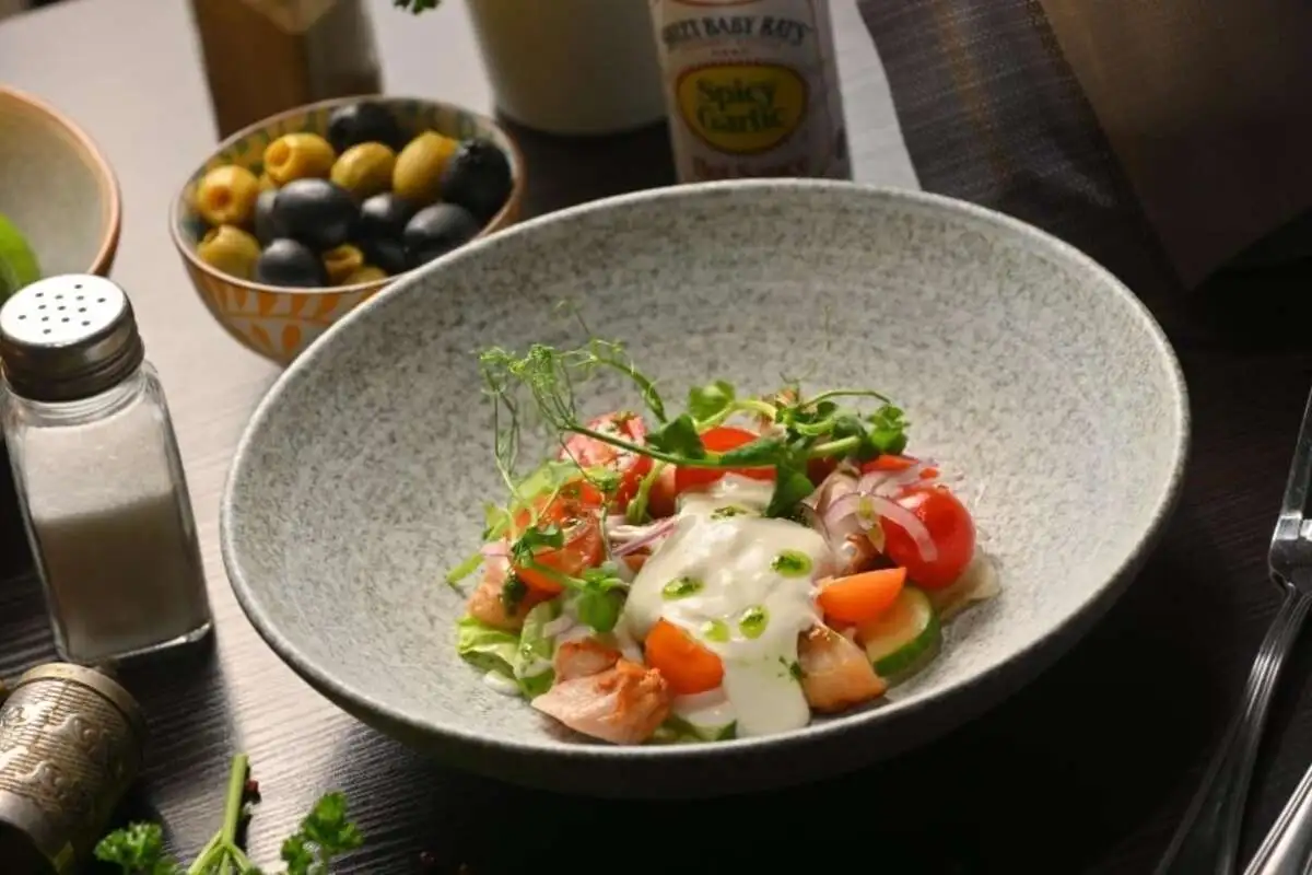 Салат с жареным цыпленком