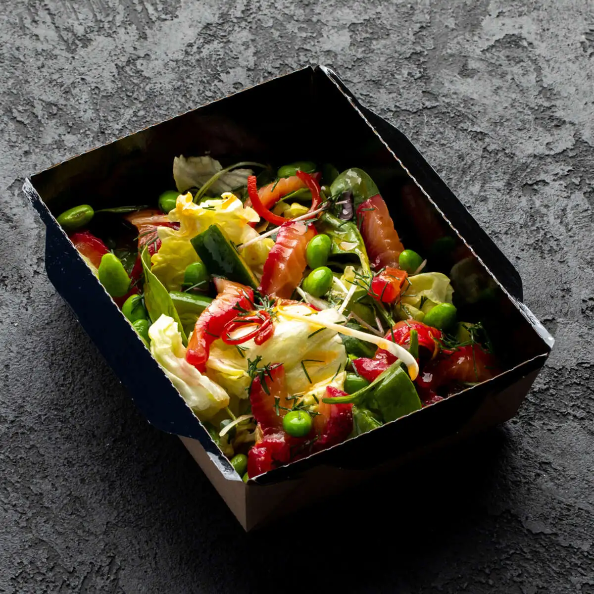 Салат с лососем гравлакс и овощами