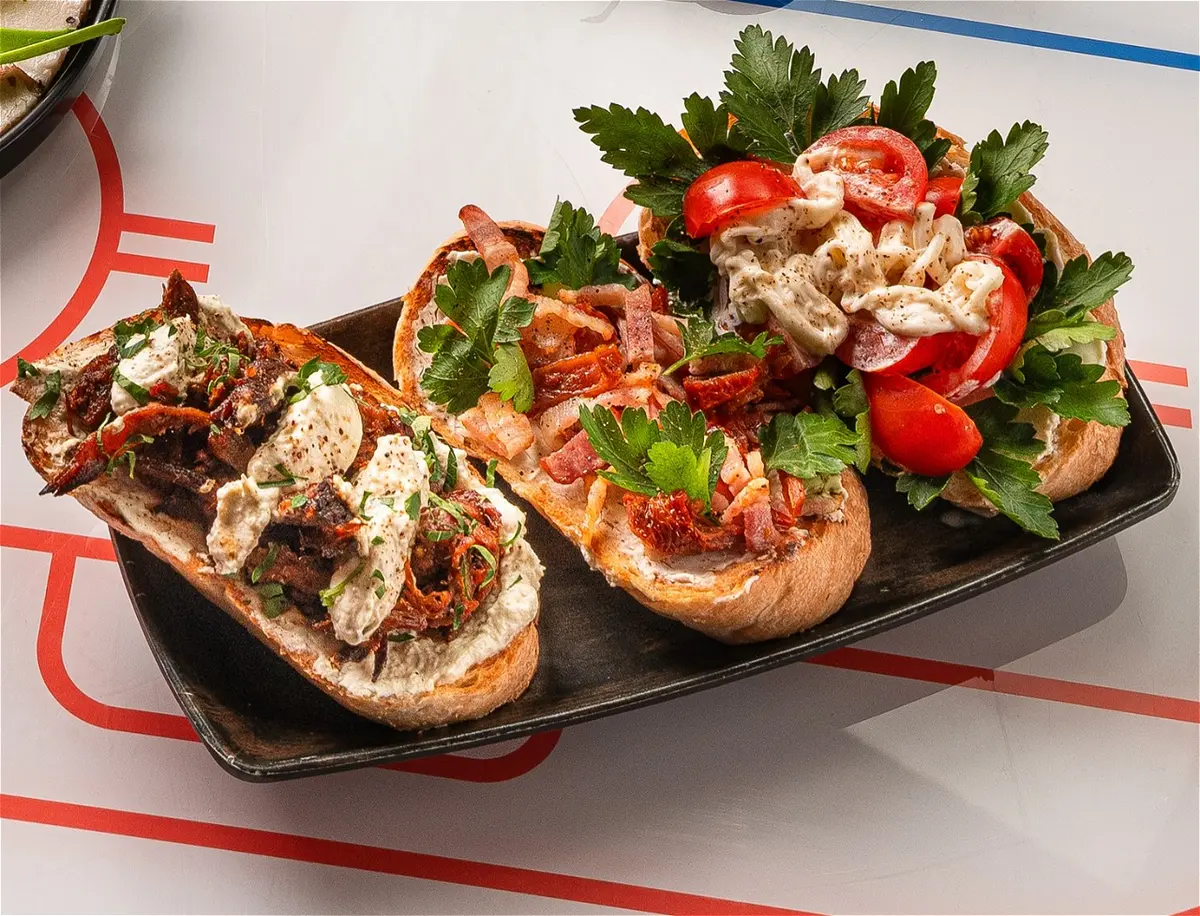 Брускетта с рваной свининой