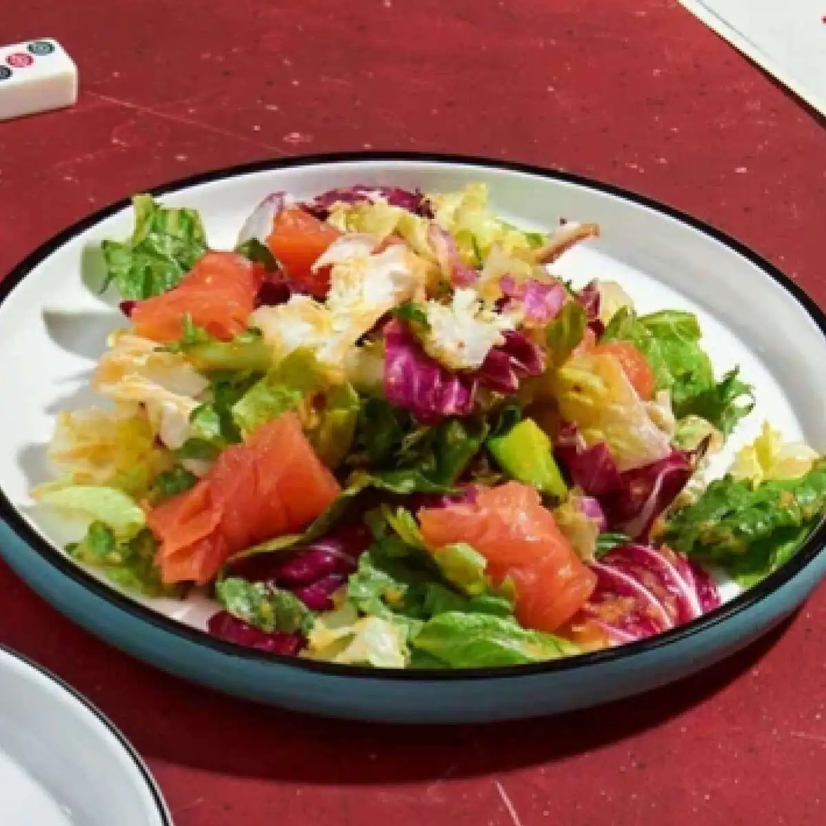 Салат с форелью и манговой заправкой