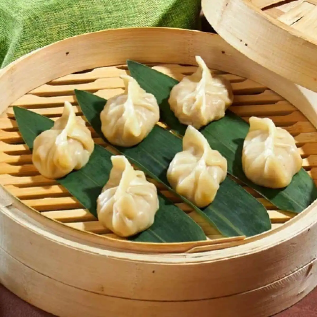 Пельмени со свининой и креветками и сельдереем