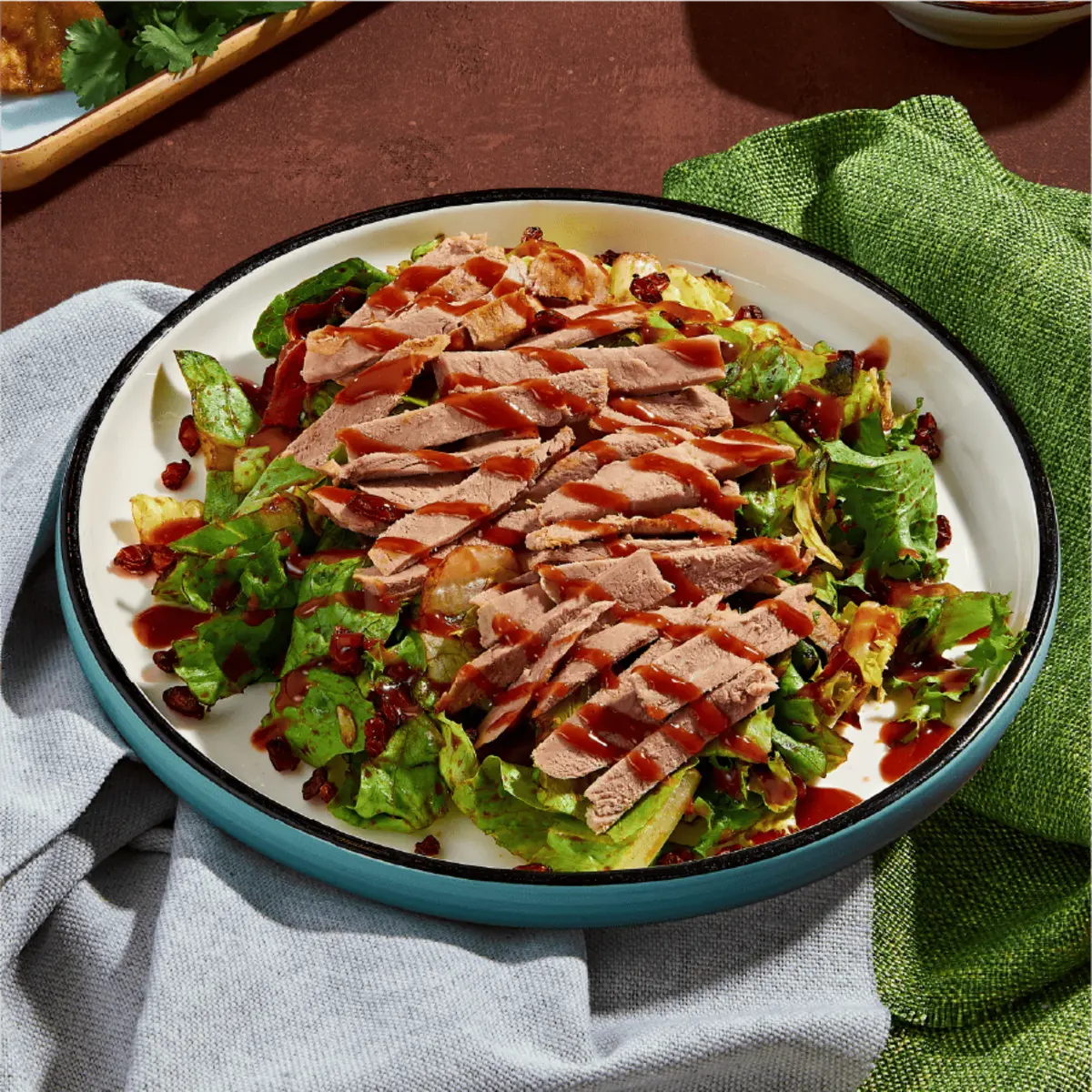 Салат с уткой по-пекински с миксом салата