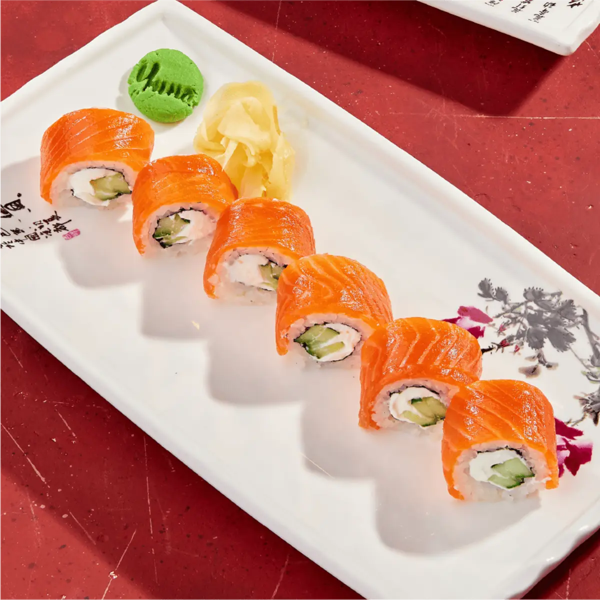 Ролл Филадельфия с лососем и огурцом