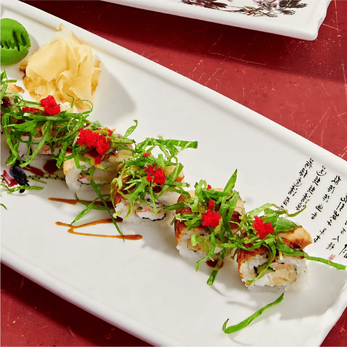 Ролл с угрем и снежным крабом