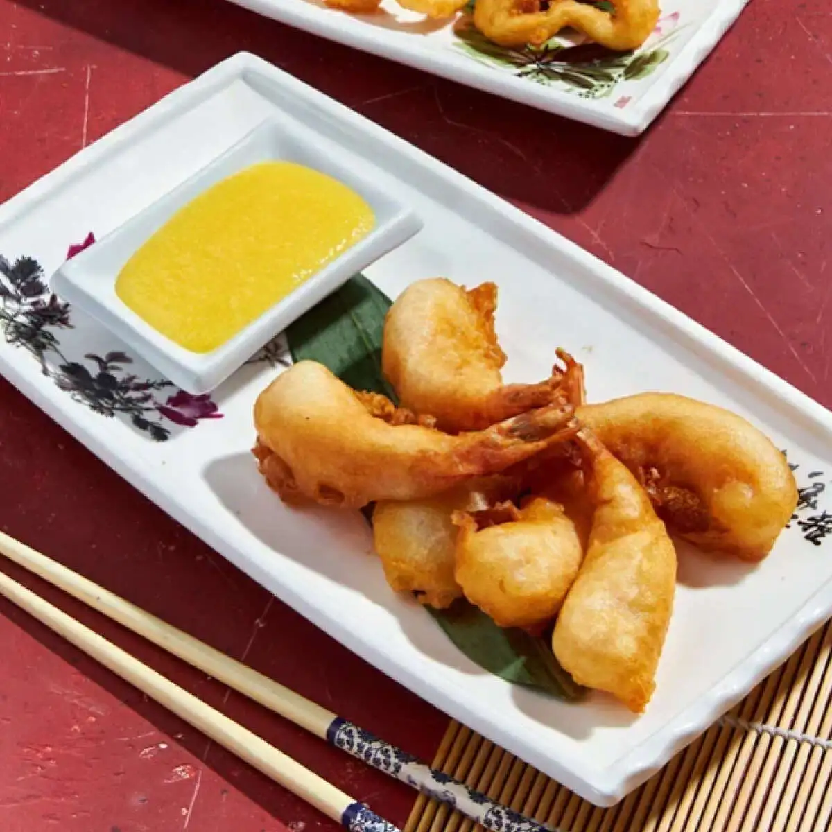 Хрустящие креветки в кляре с соусом манго