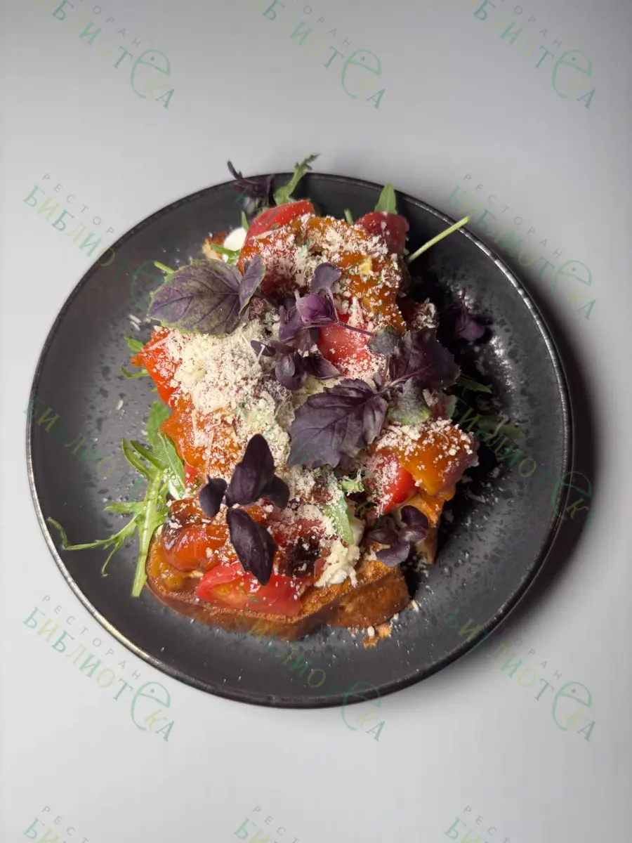 Бутерброд с томатами и печеным перцем