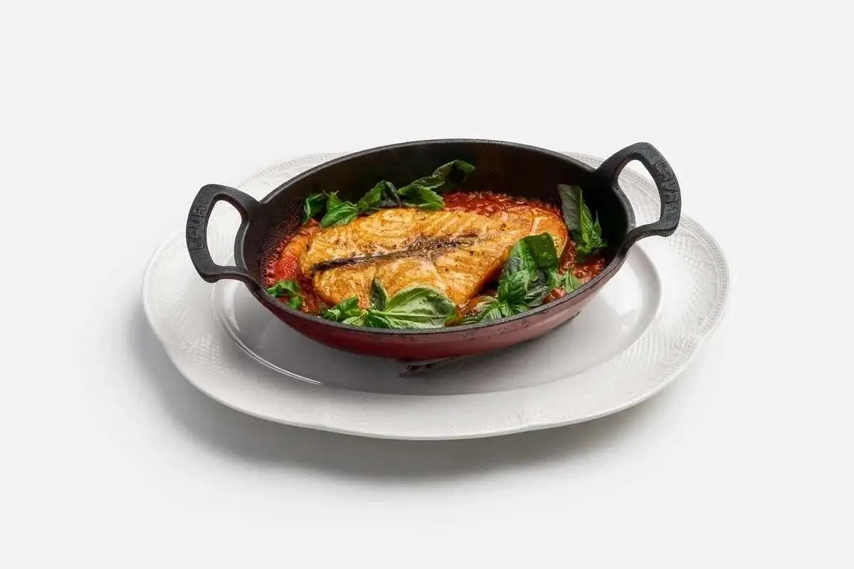 Стейк из лосося с томатами и цукини из дровяной печи