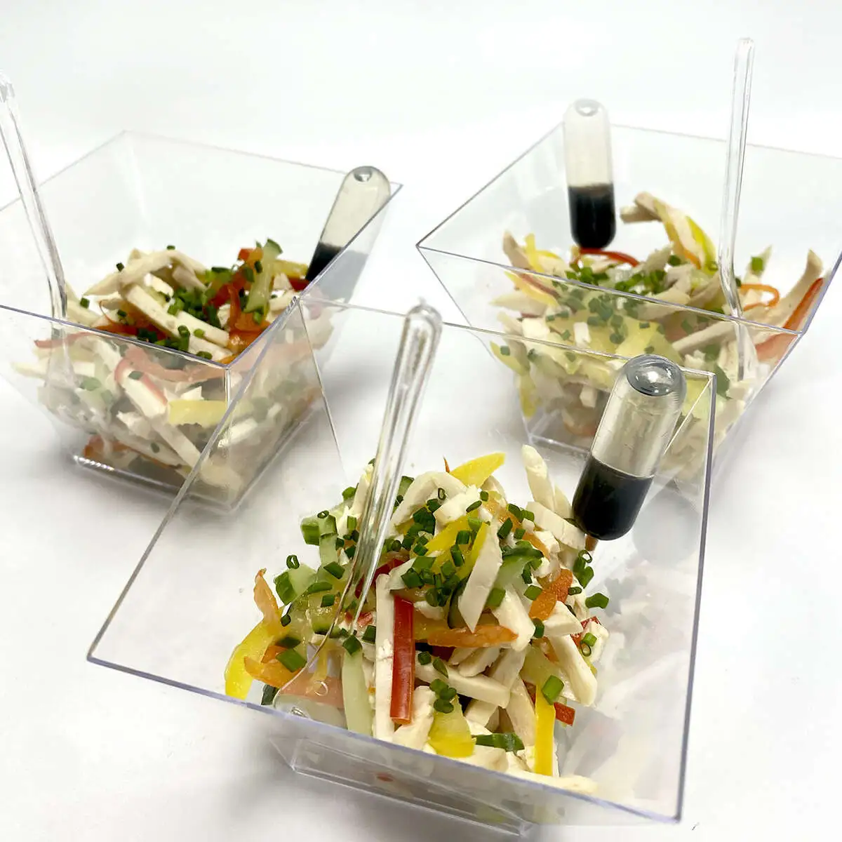 Салат с курицей и овощами в соевой заправке