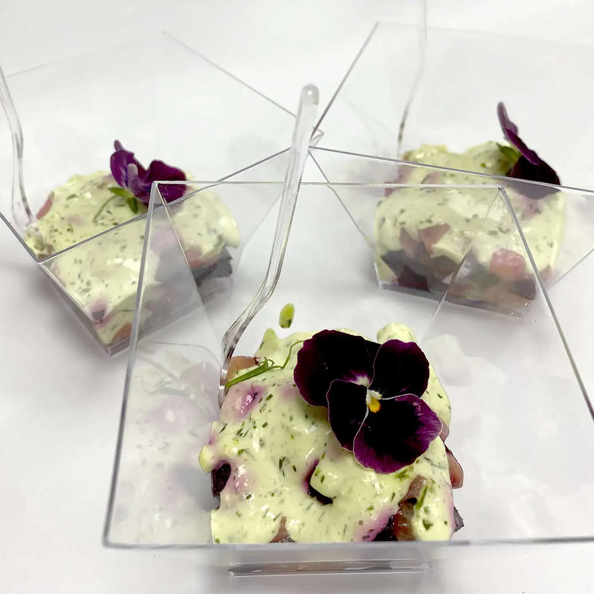 Салат-коктейль с лососем и свеклой