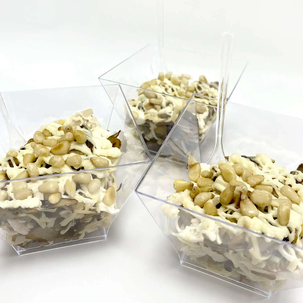 Салат с курицей, шампиньонами, сыром и кедровыми орешками