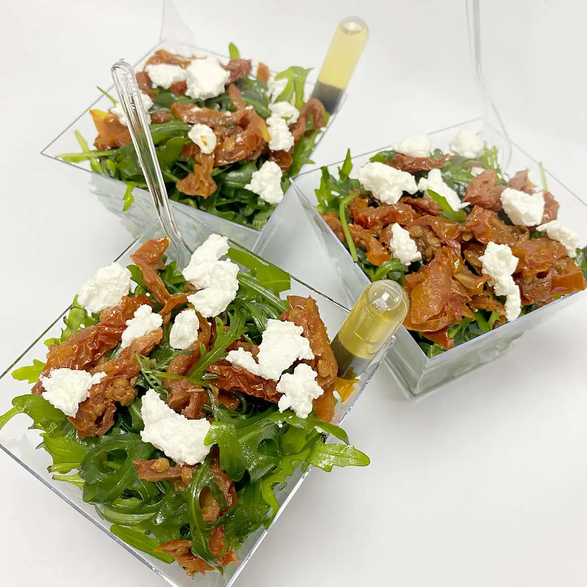 Салат с рукколой и вялеными томатами