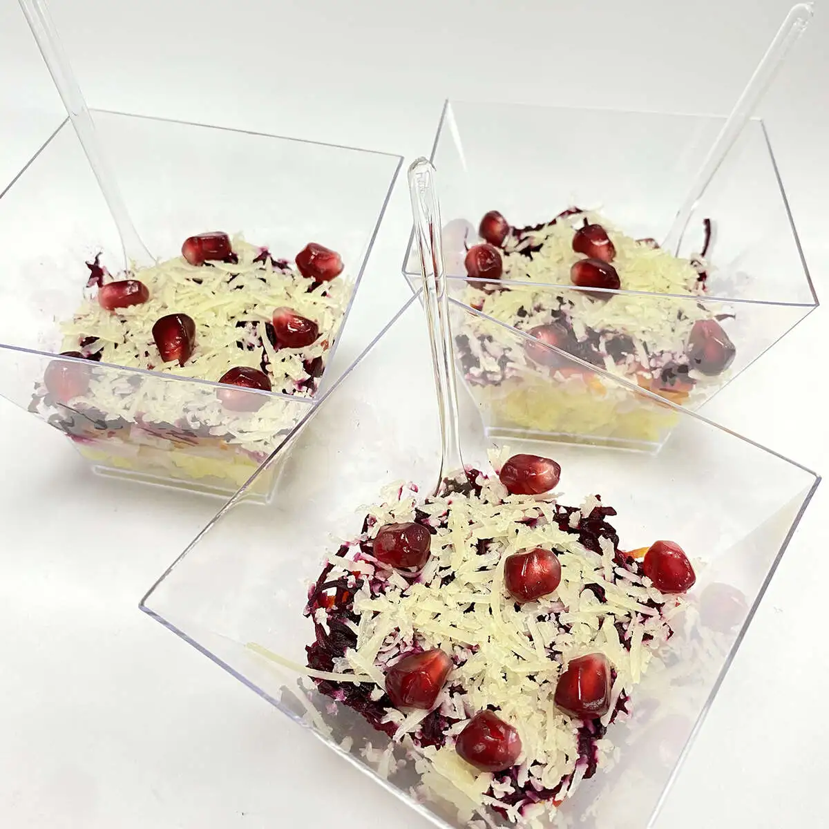 Салат-коктейль с курицей, гранатом и Пармезаном