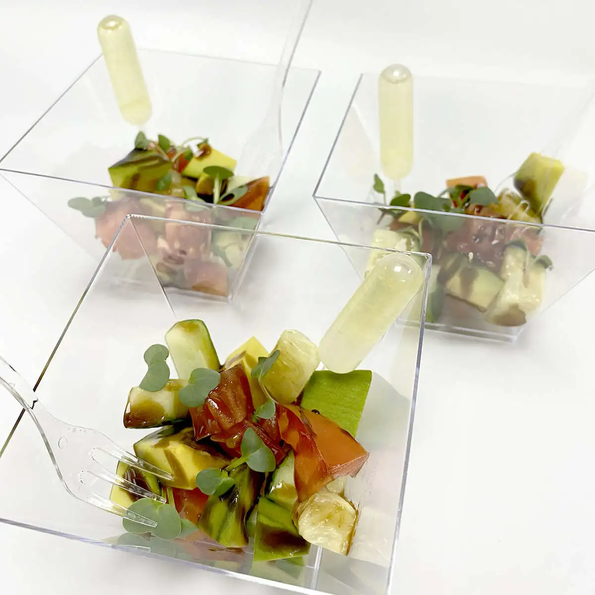 Салат с томатами и авокадо