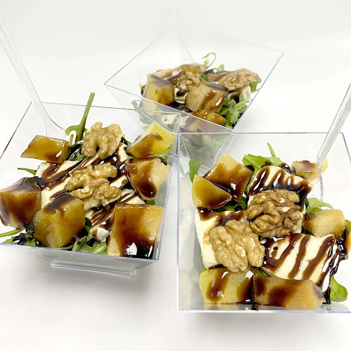 Салат c сыром Бри, грушей, персиками и соусом Бальзамик