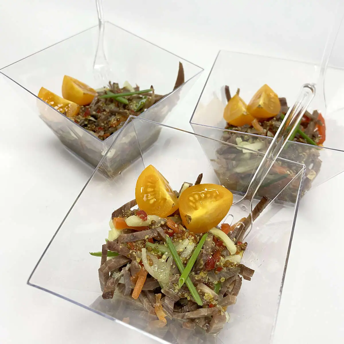 Салат с говядиной и овощами в медово-горчичной заправке