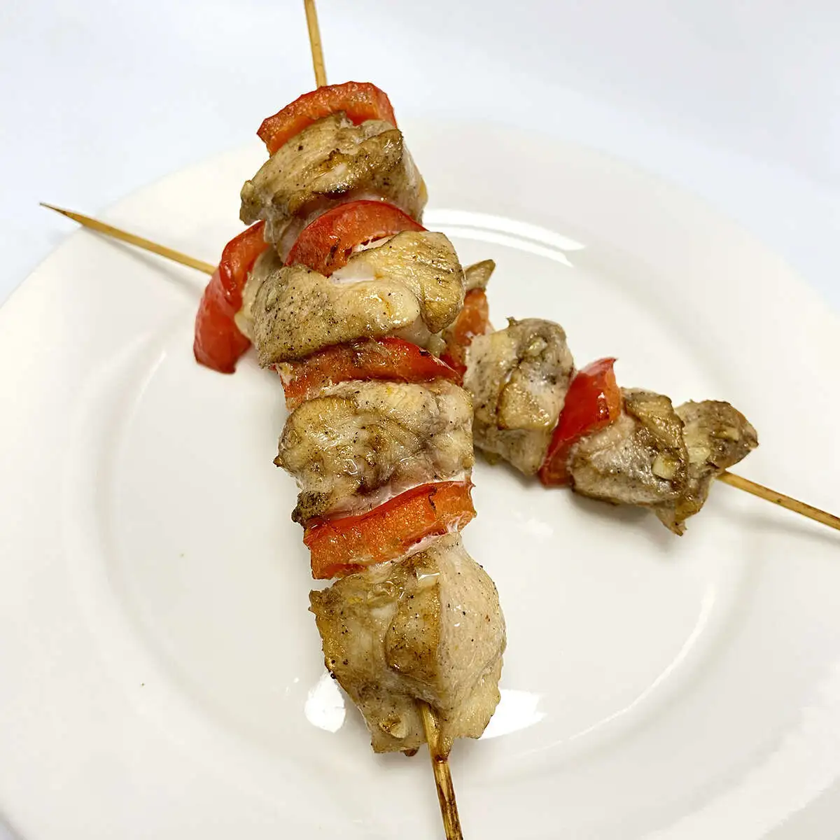 Шашлычок из курицы на шпажке