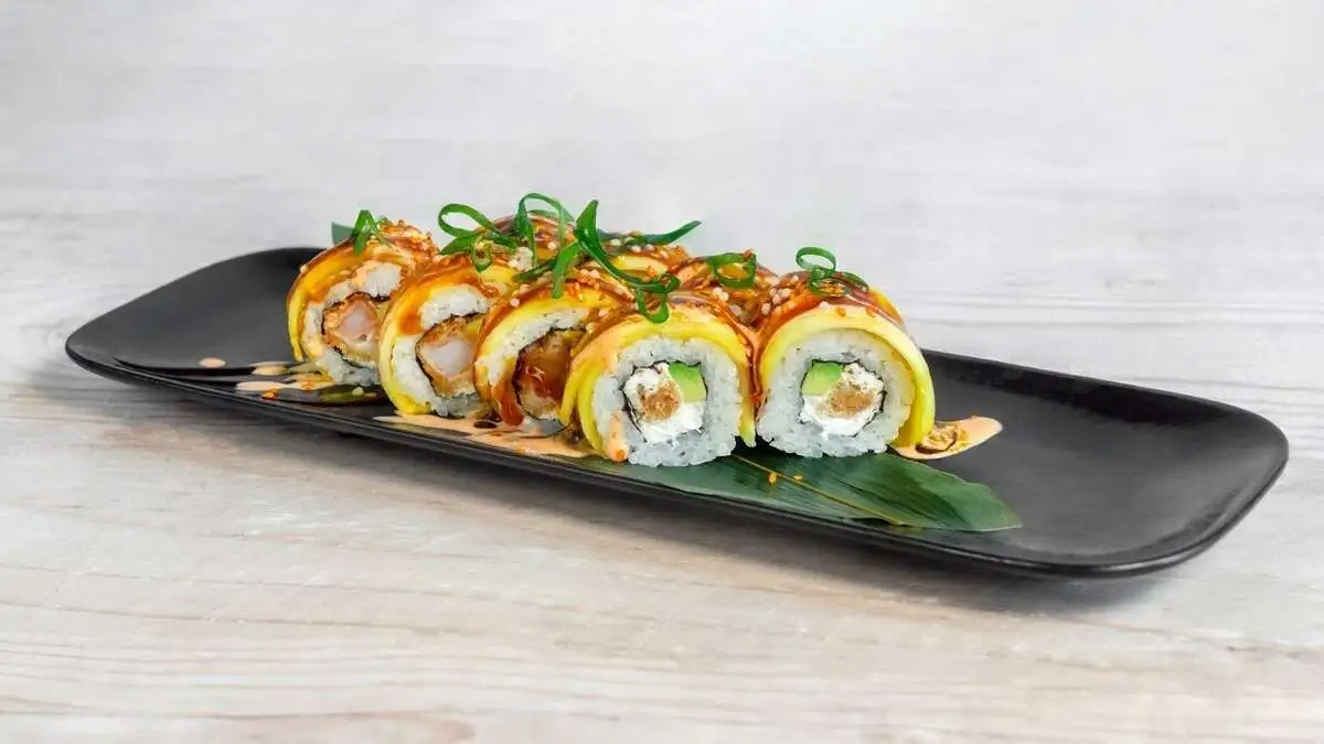 Ролл манго-креветка