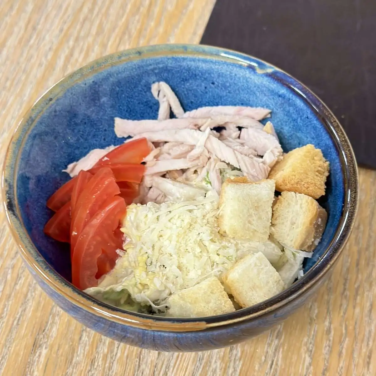 Домашний салат «Цезарь» с копченой индейкой