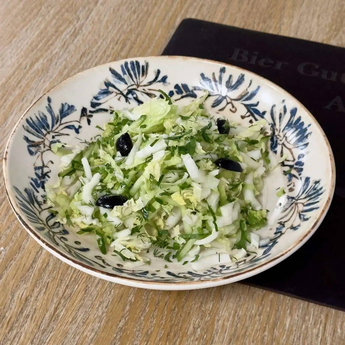 Зеленый салат с маслинами и масляно-лимонной заправкой