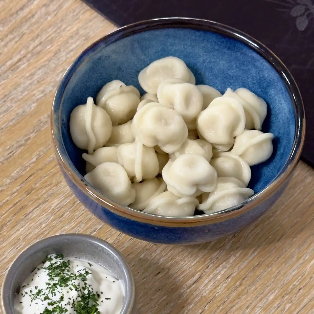 Пельмени из говядины и свинины со сметаной