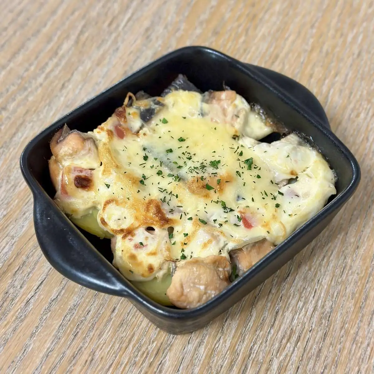 Горбуша, запеченная с сыром под майонезной шапкой с отварным картофелем, луком и помидорами