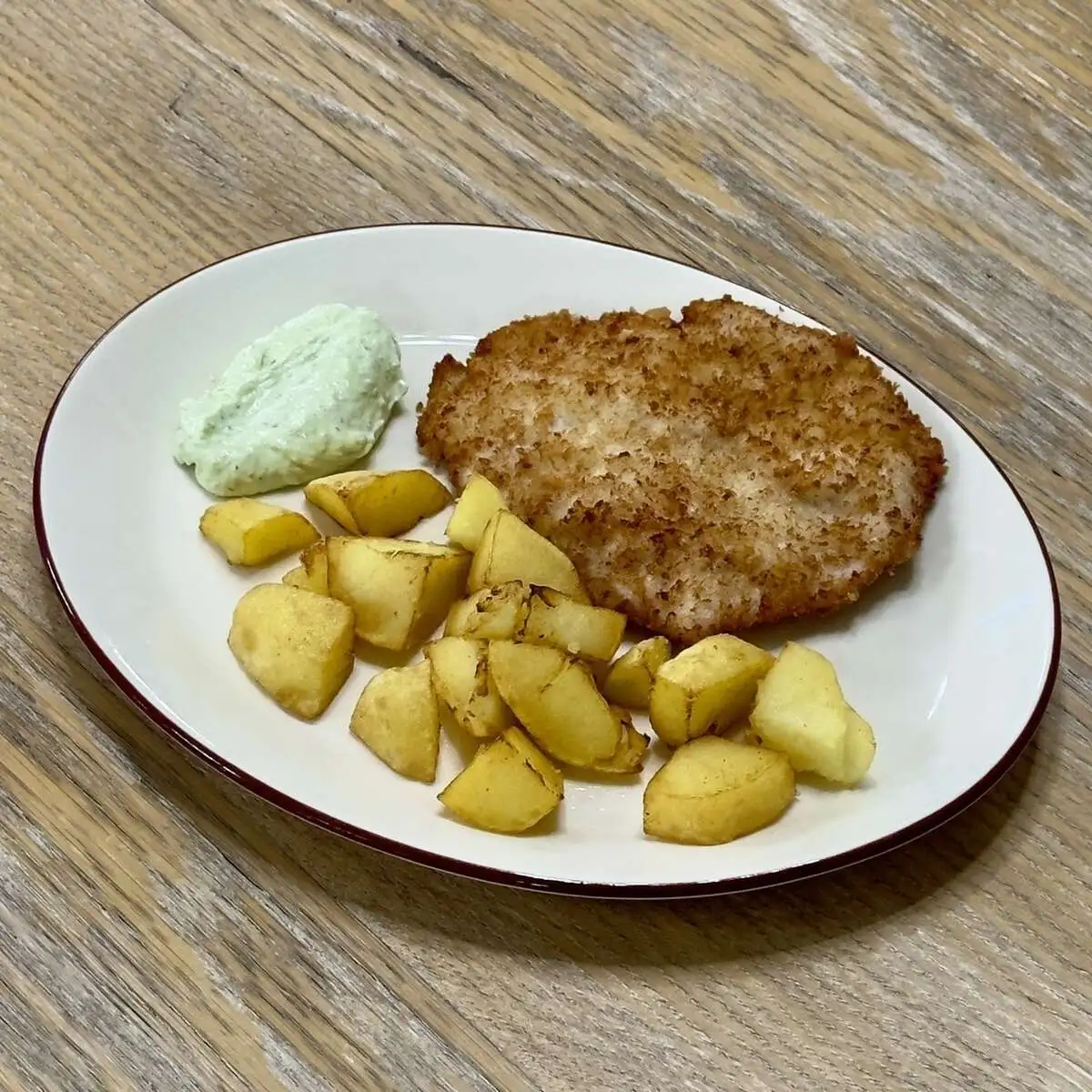 Шницель из индейки с французским соусом с картофелем, обжаренным во фритюре