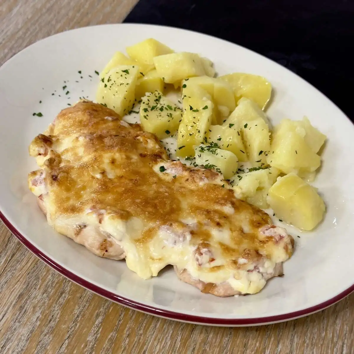 Запеченная куриная отбивная с отварным картофелем