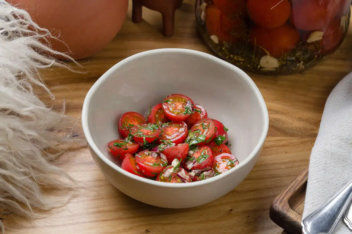 Помидоры с красным луком