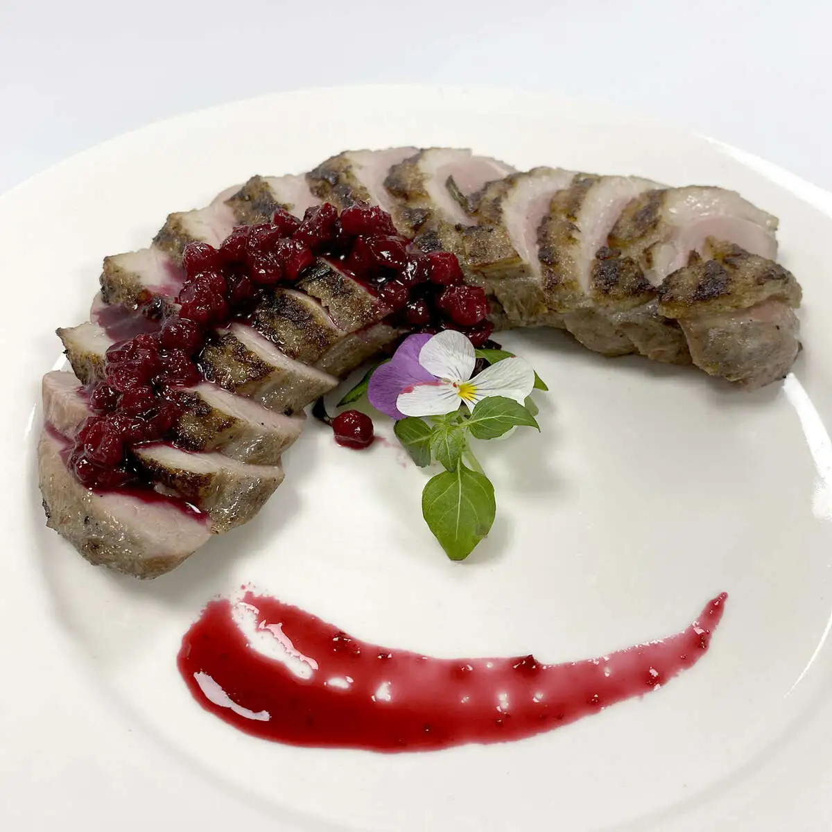 Утиная грудка под ягодным соусом