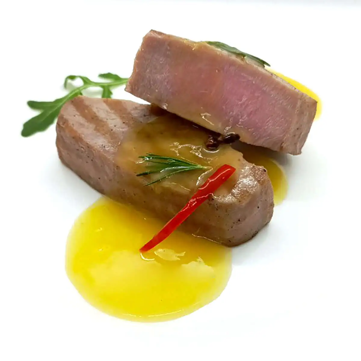 Стейк из тунца с апельсиновым соусом и кунжутом