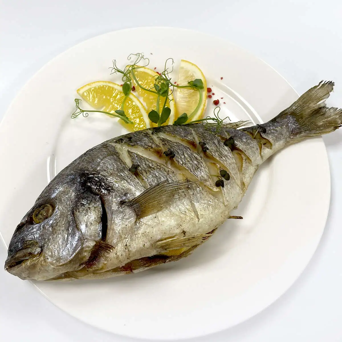 Дорада, печенная с травами