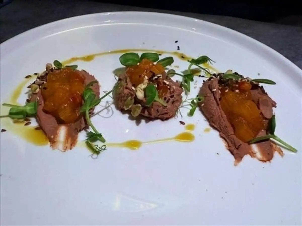 Куриный паштет с тартаром из хурмы